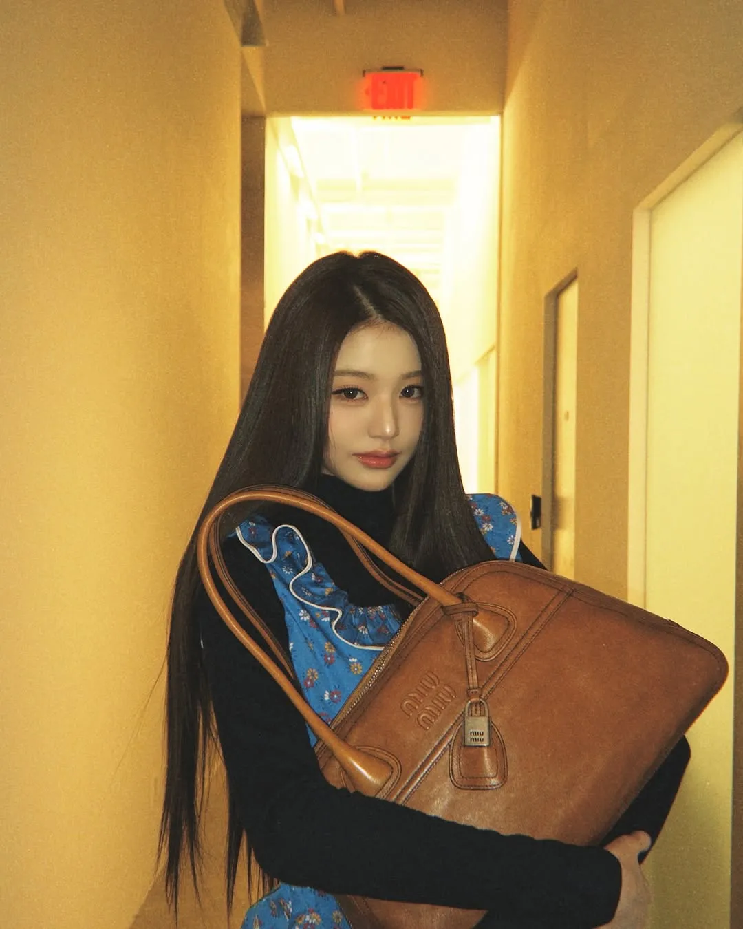 Jang Wonyoung (IVE) tạo dáng đáng yêu cùng 'Miu Miu'