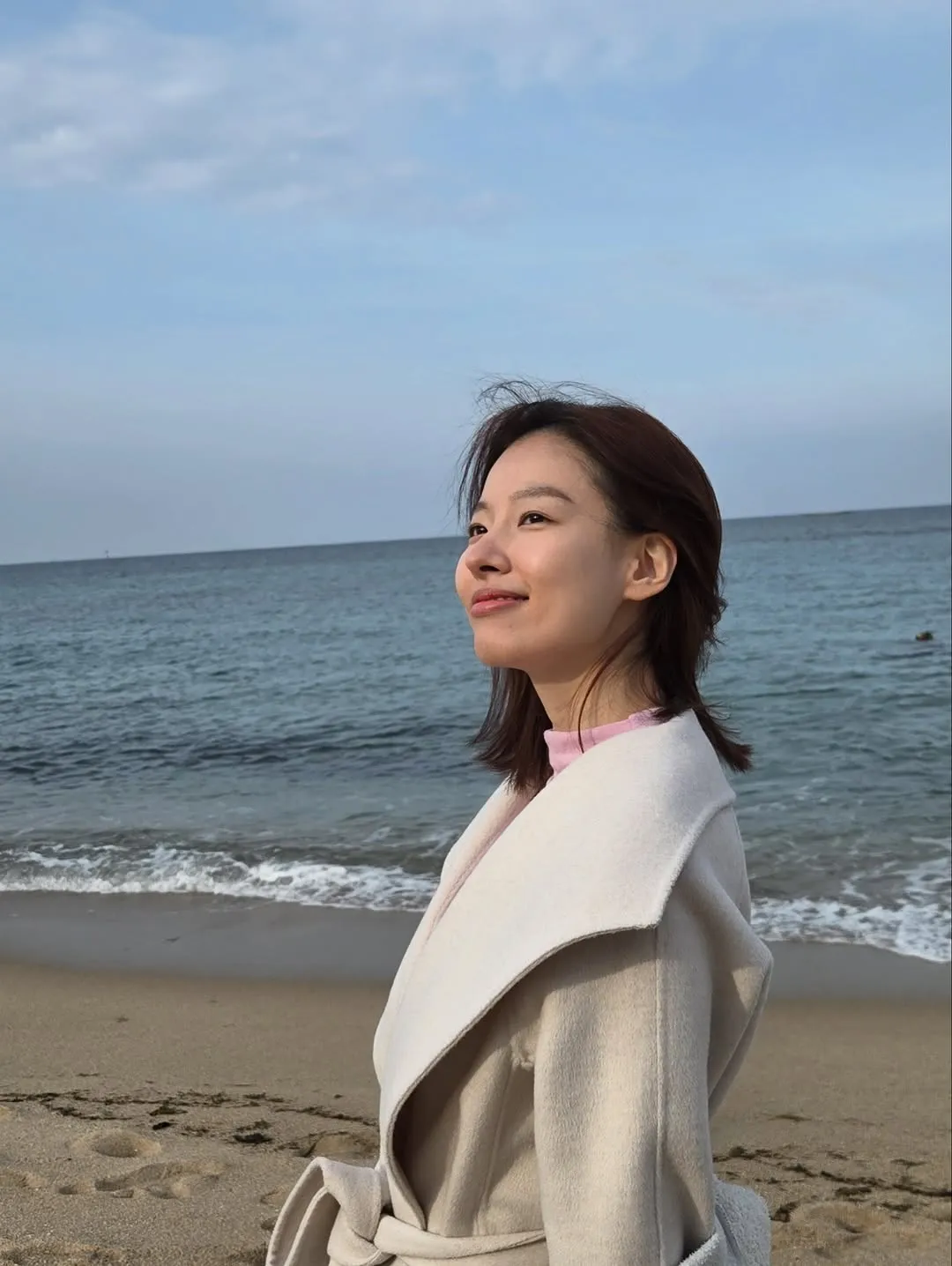 Lee Si‑a, atriz, praia, YouTube ao vivo, Instagram