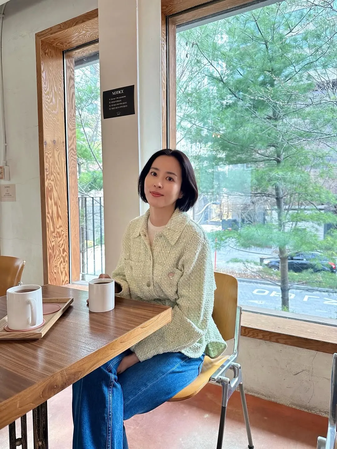 봄을 느끼는 한혜진 배우, 싱그러운 미소의 일상