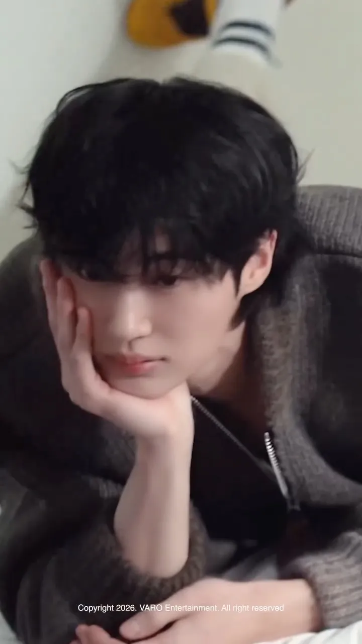 변우석, 청순한 매력의 비하인드 컷 공개