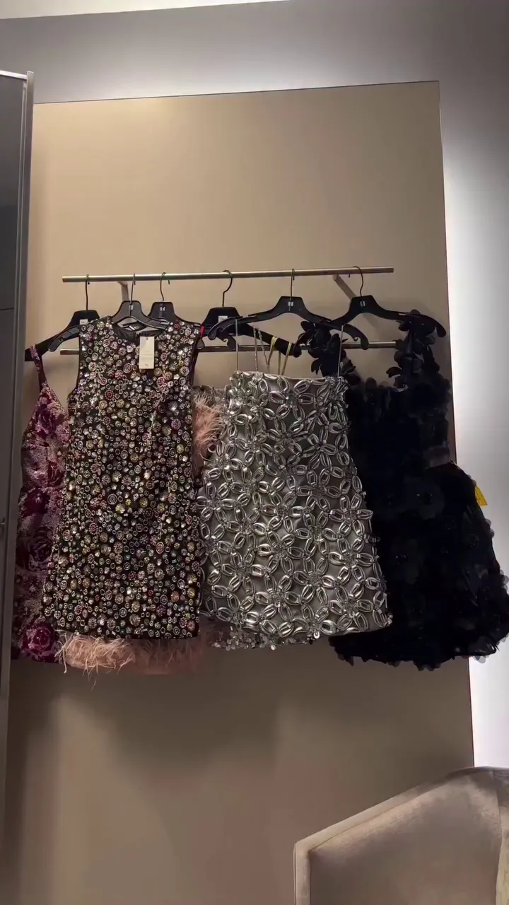 Ivy, cantante, minivestido