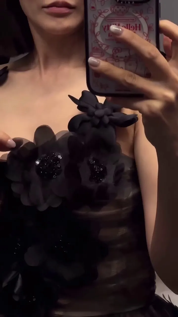 Ivy, cantante, minivestido