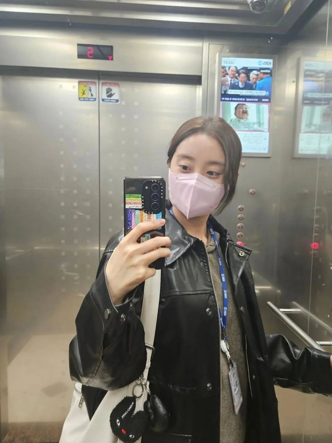 Hyerim sành điệu tung ảnh selfie trong thang máy