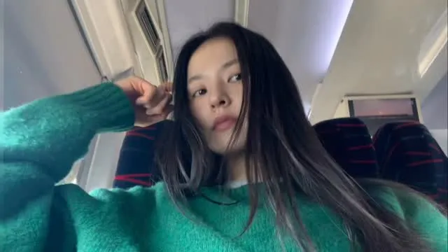 คิมยุนฮเยผู้แสนละมุน ยิ้มเปล่งประกายในรถไฟ