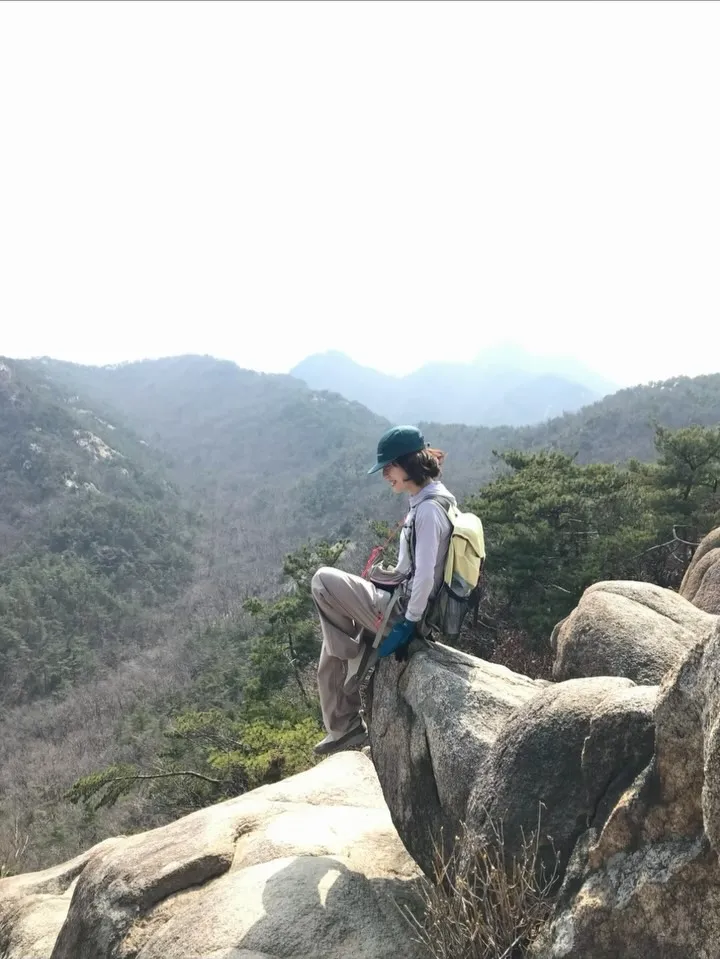 So Joo-yeon rạng rỡ nụ cười, khoảnh khắc hạnh phúc khi leo núi