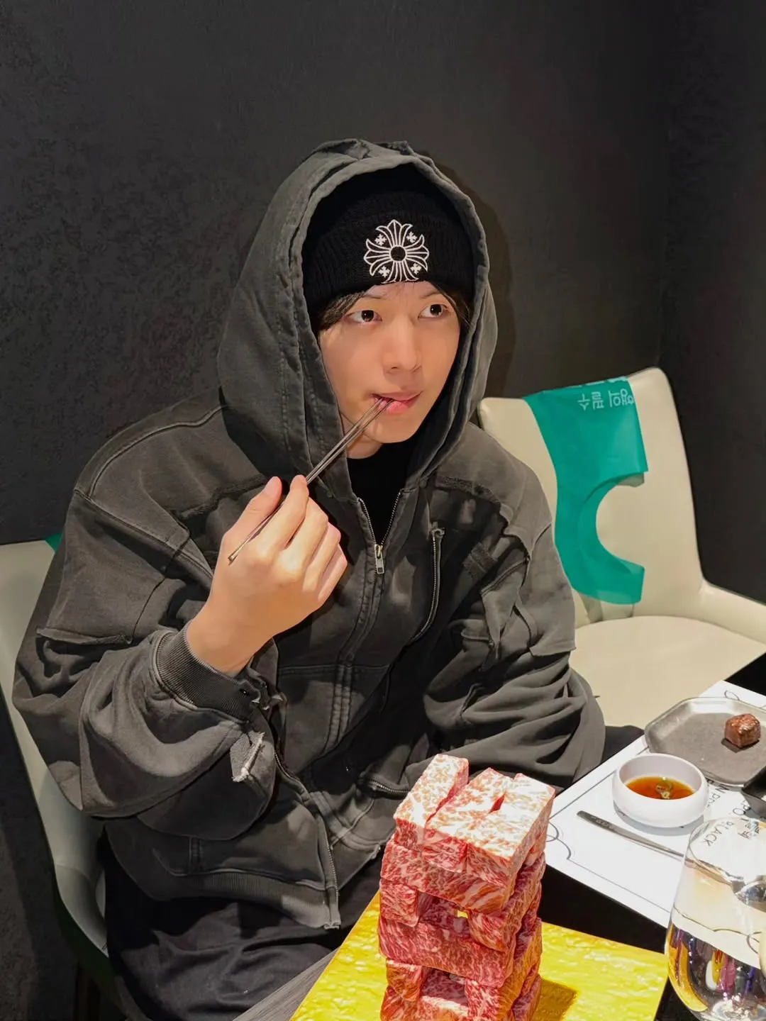 Yook Sungjae thử thách Jenga bằng thịt bò