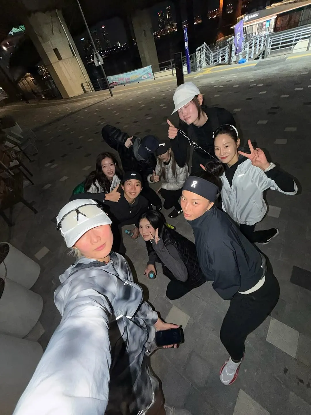 Uee tràn đầy sức sống, nạp năng lượng với buổi chạy tối