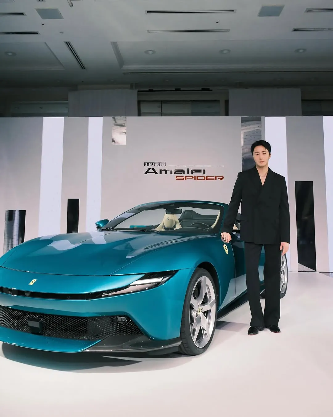 Màn xuất hiện thanh lịch: Nam diễn viên Jung Il-woo sánh đôi cùng Ferrari