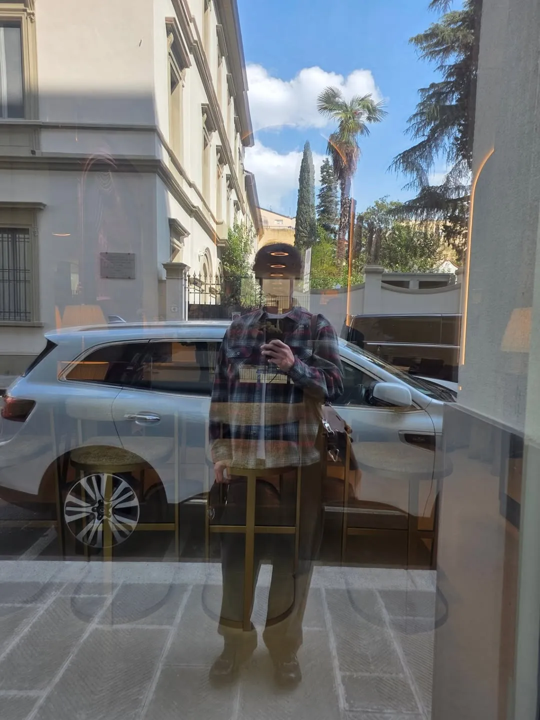 Gong Yoo yang santai, membagikan momen di Eropa