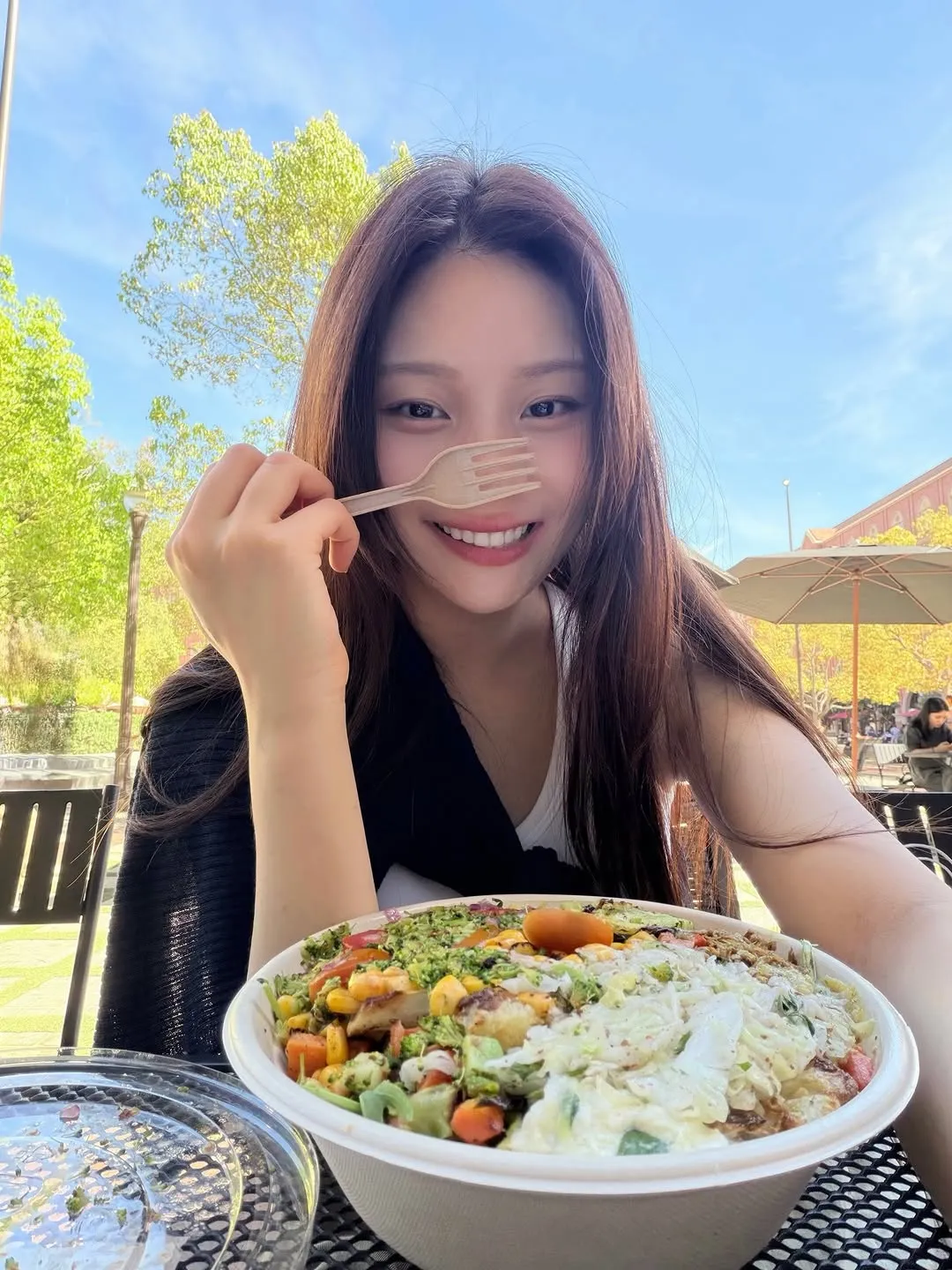 Umji, do VIVIZ, com um sorriso radiante: almoço banhado de sol