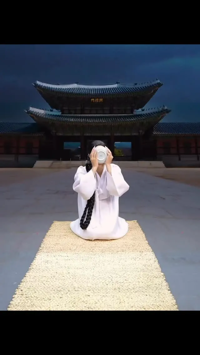 改过自新的徐仁英，尽显传统服饰之优雅