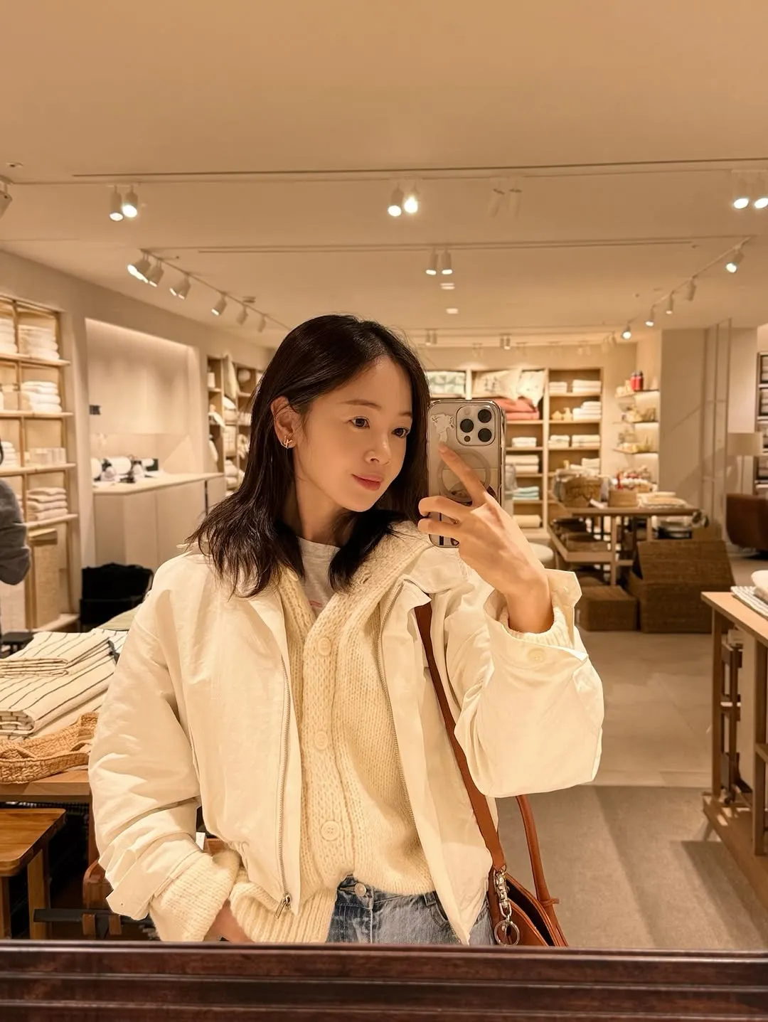 Kim Bomi tampil kasual, sehari di Zara Home