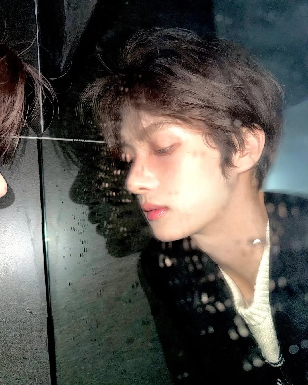 신비로운 영재, 거울 속 매력 발산