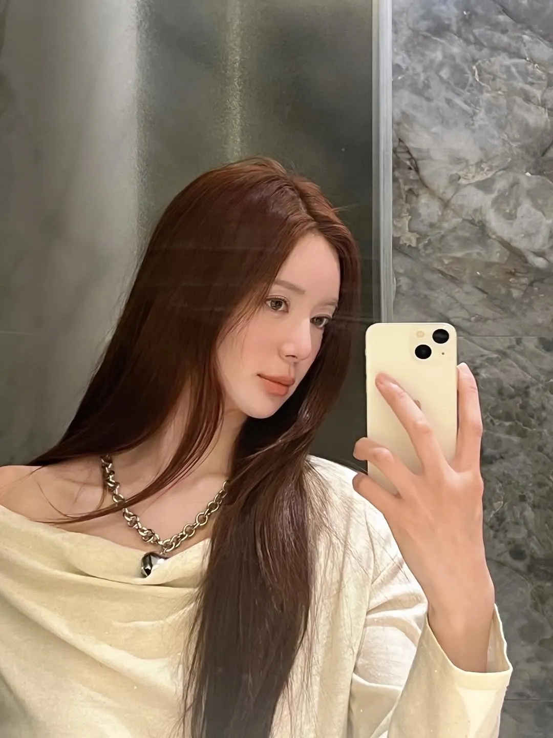 A elegante Lee Elijah revela nova selfie