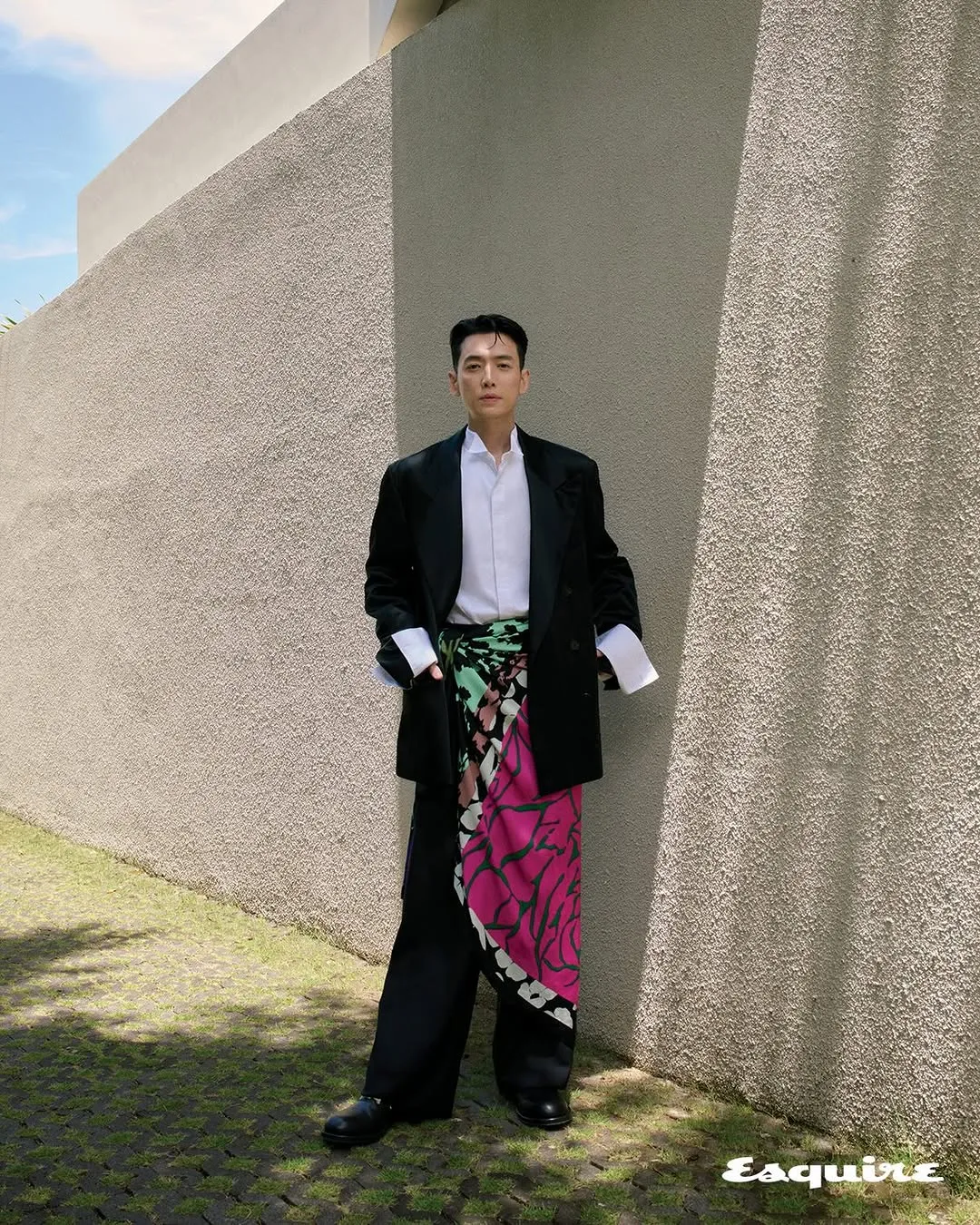 Jung Kyung-ho thanh lịch, tỏa sáng trên Esquire số tháng 4