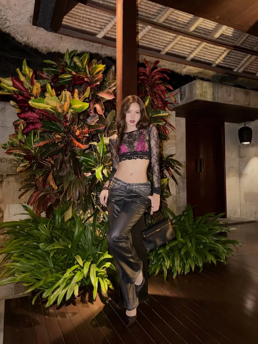 BLACKPINKのリサ、バリで際立つセクシースタイル