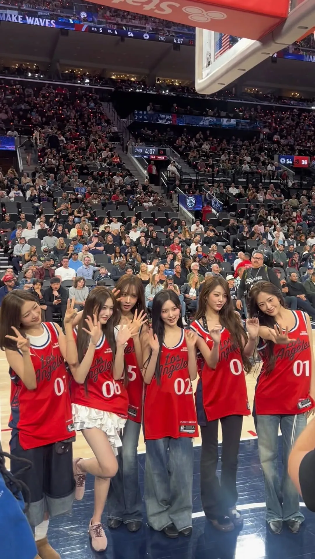 IVE brilha na quadra de basquete nos EUA