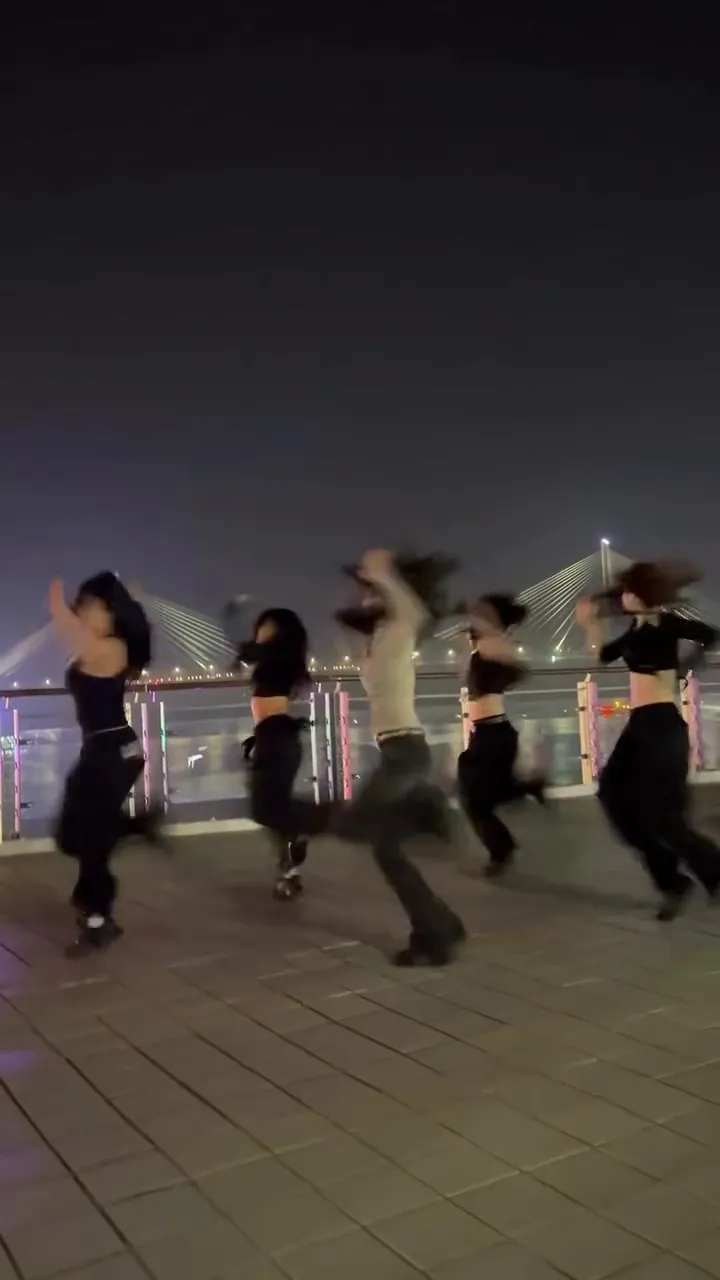 Chungha, cantora, coreografia