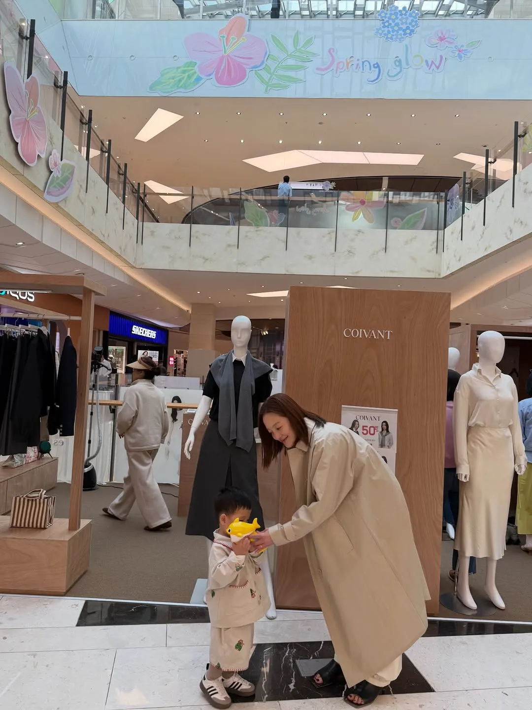 Hwang Bo-ra, belanja busana musim semi sambil mengukir kenangan bersama keluarga