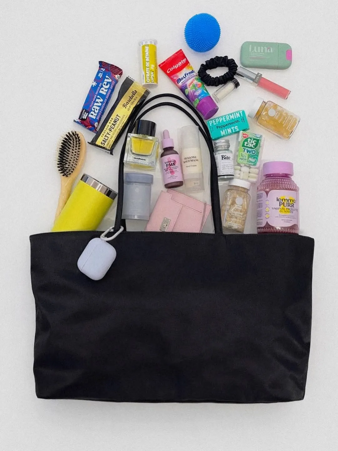 チャ・ジョンウォン、バッグの中身を公開