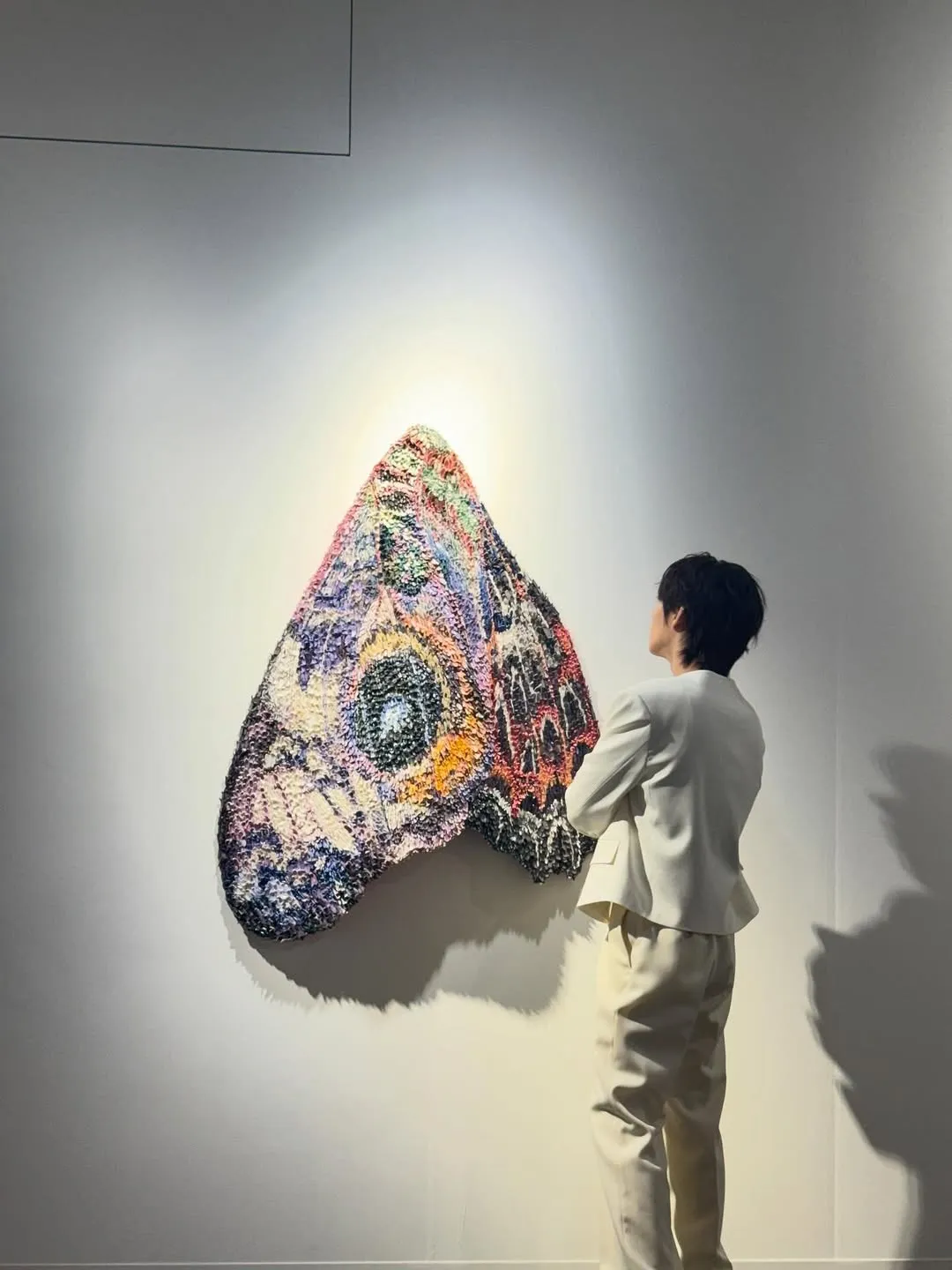 Joshua, do SEVENTEEN, aprecia arte em Hong Kong