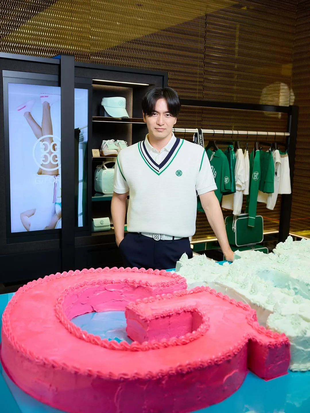 Con estilo impecable, Lee Jin-wook deslumbra en evento de marca de golf