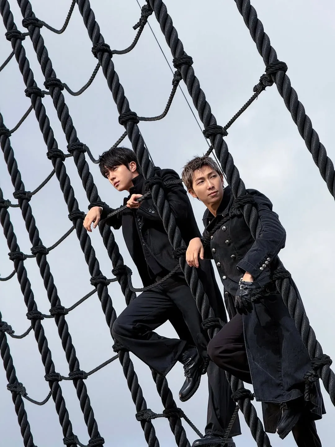 Jin, do BTS, em um momento de liberdade na corda