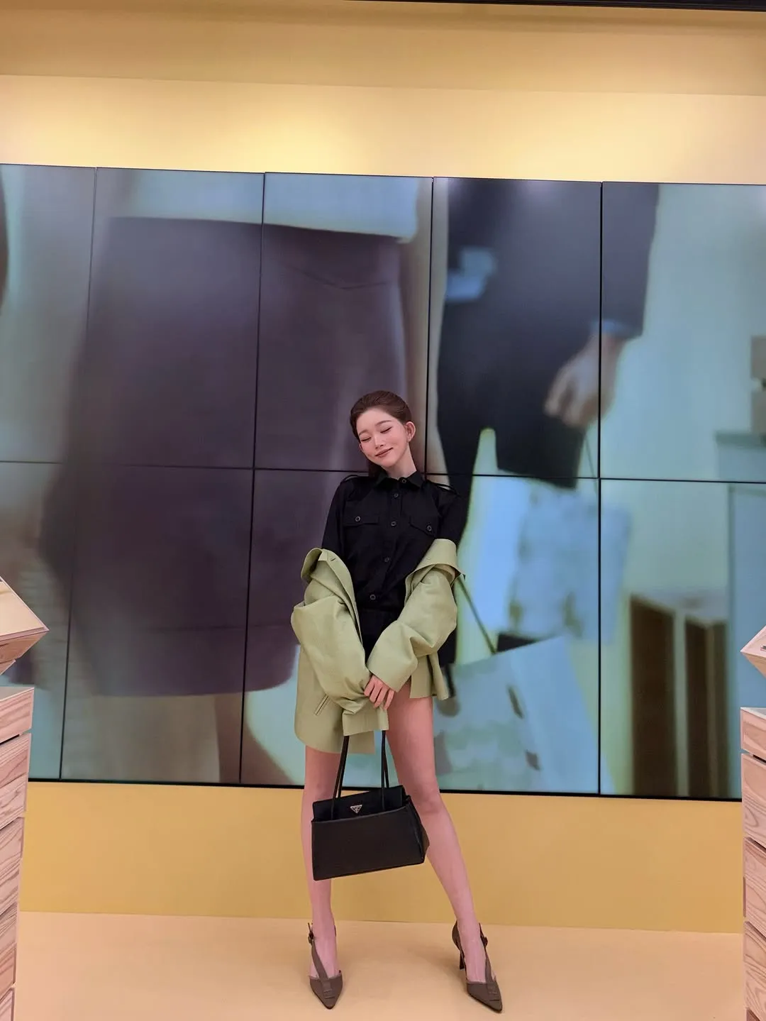 Tsuki (Billlie), idol do K-pop, visita à Prada