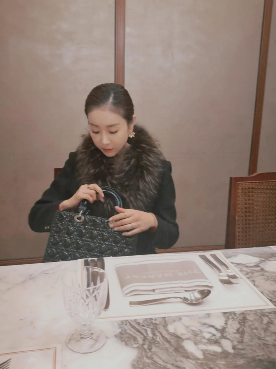 한다감, 배우, 포시즌스호텔