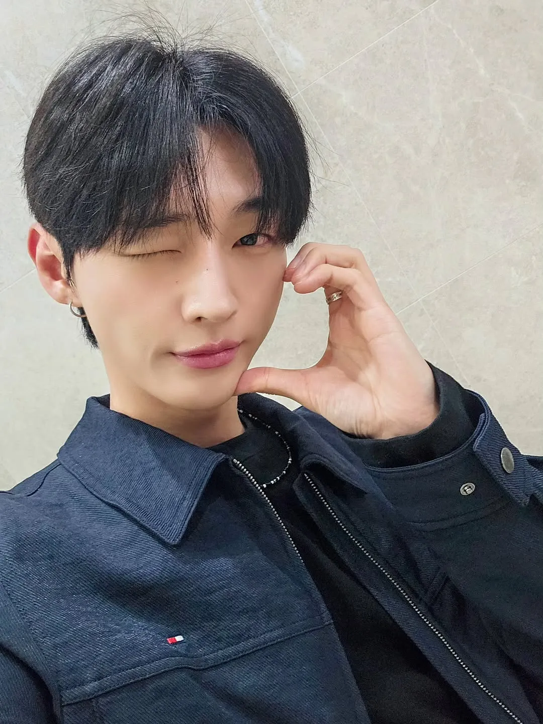 Yoon Jisung, penyanyi, Instagram