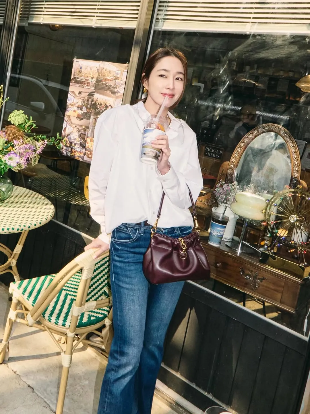 Nữ thần mùa xuân Lee Min-jung, nhâm nhi cà phê trên ban công