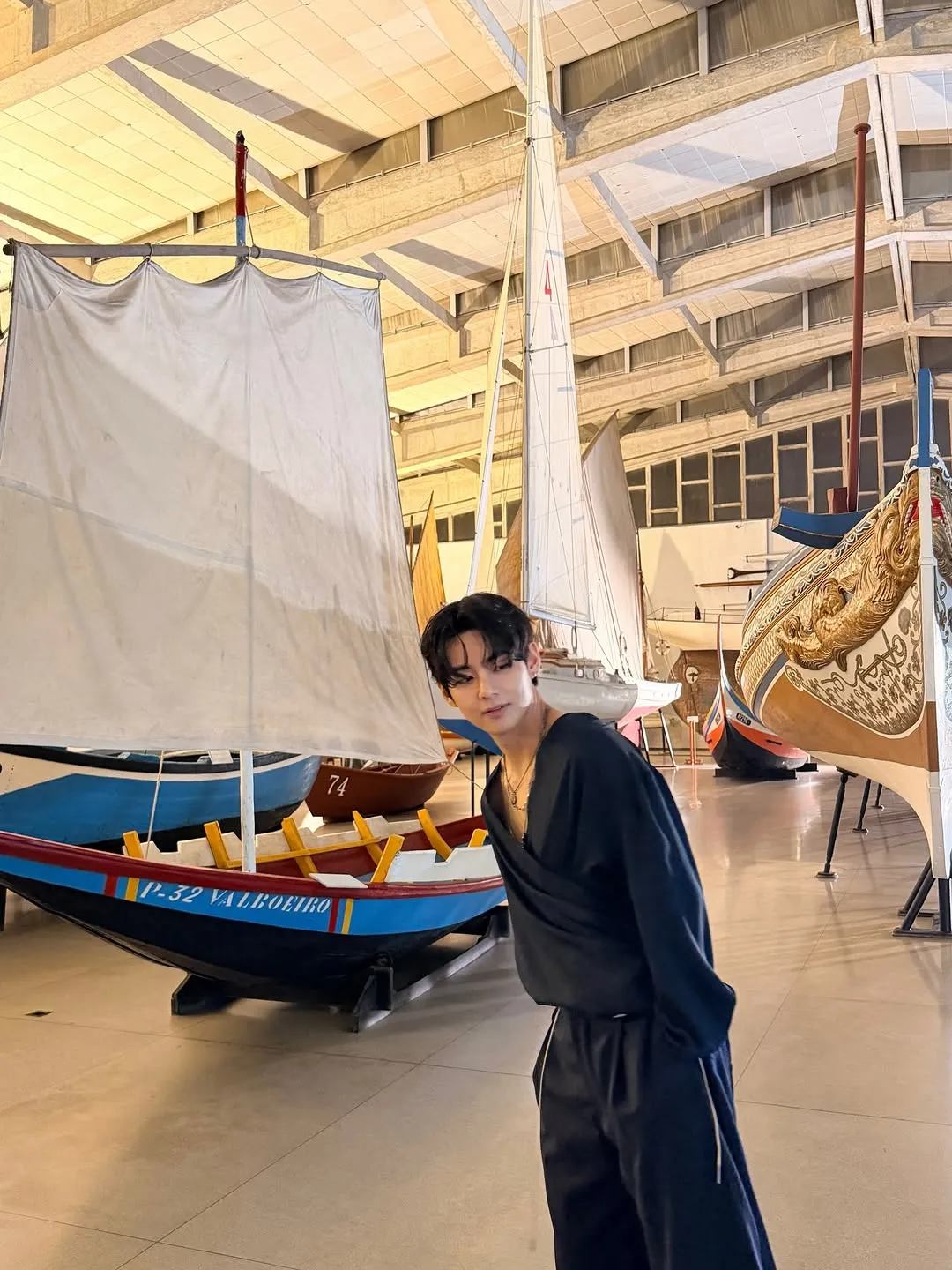 余裕あふれる魅力のV、プールでの癒やしの瞬間