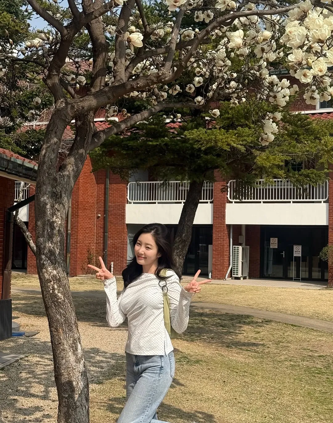 "진짜 봄이야" 윤채경, 화사한 봄날 인스타그램 업데이트