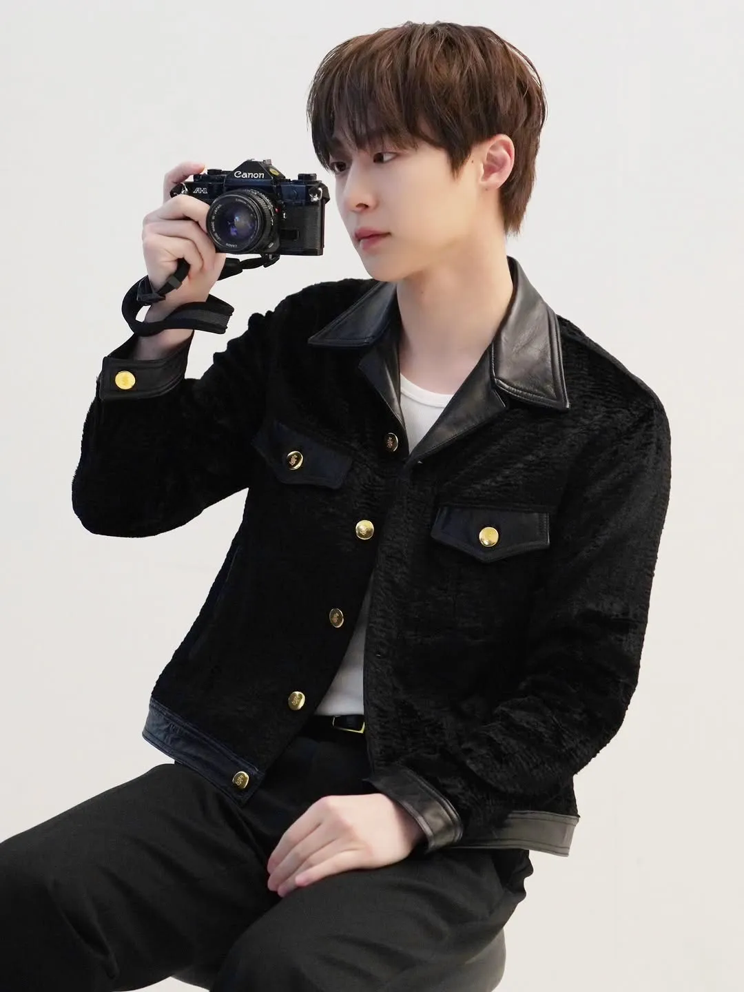 Bae In-hyuk Drops Behind-The-Scenes Fan Meeting Photos — Fans Go Wild