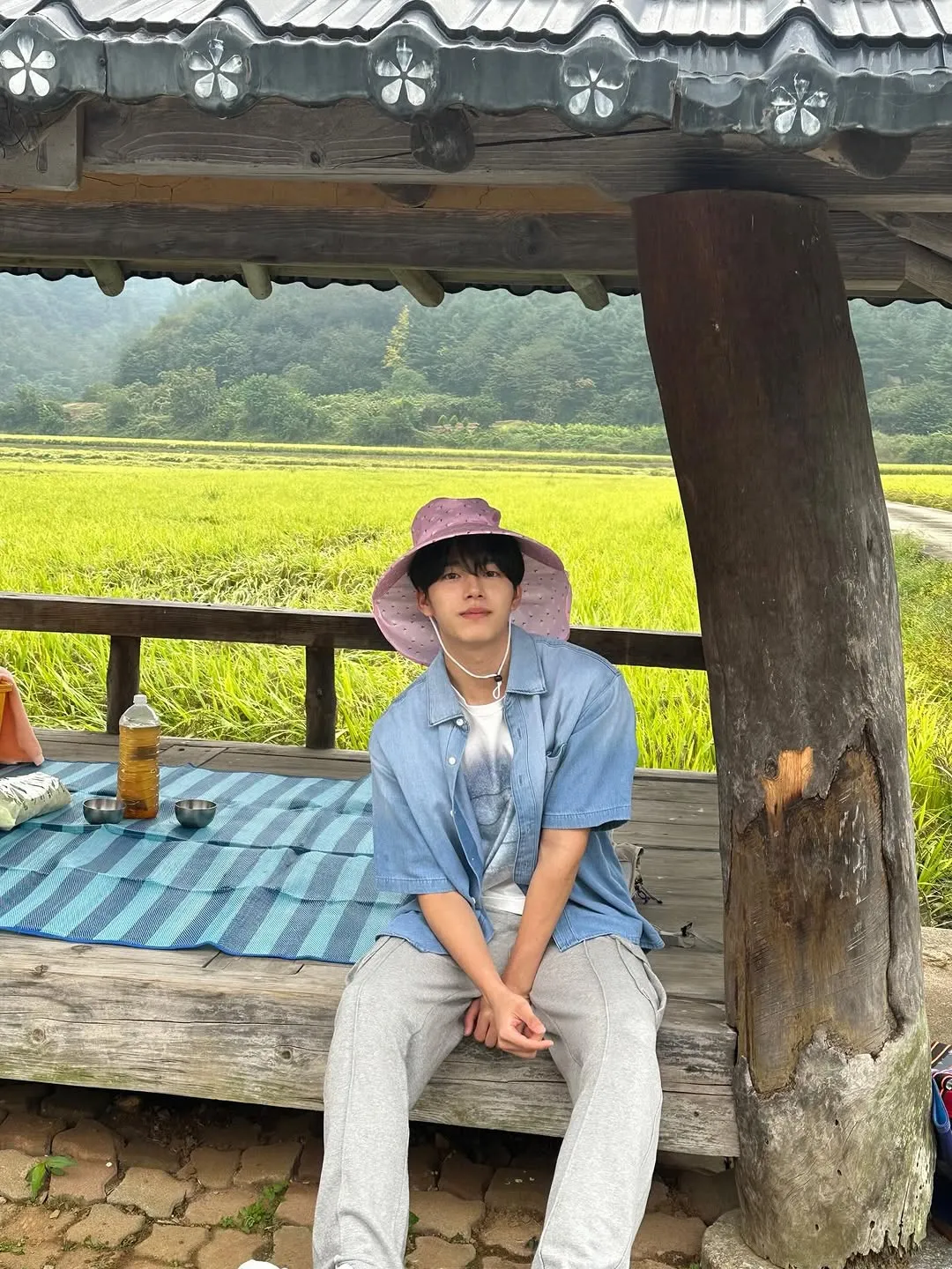 En el campo, Lee Jin-woo deslumbra con su encanto