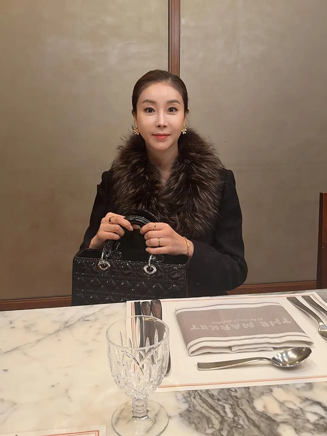 한다감, 배우, 포시즌스호텔