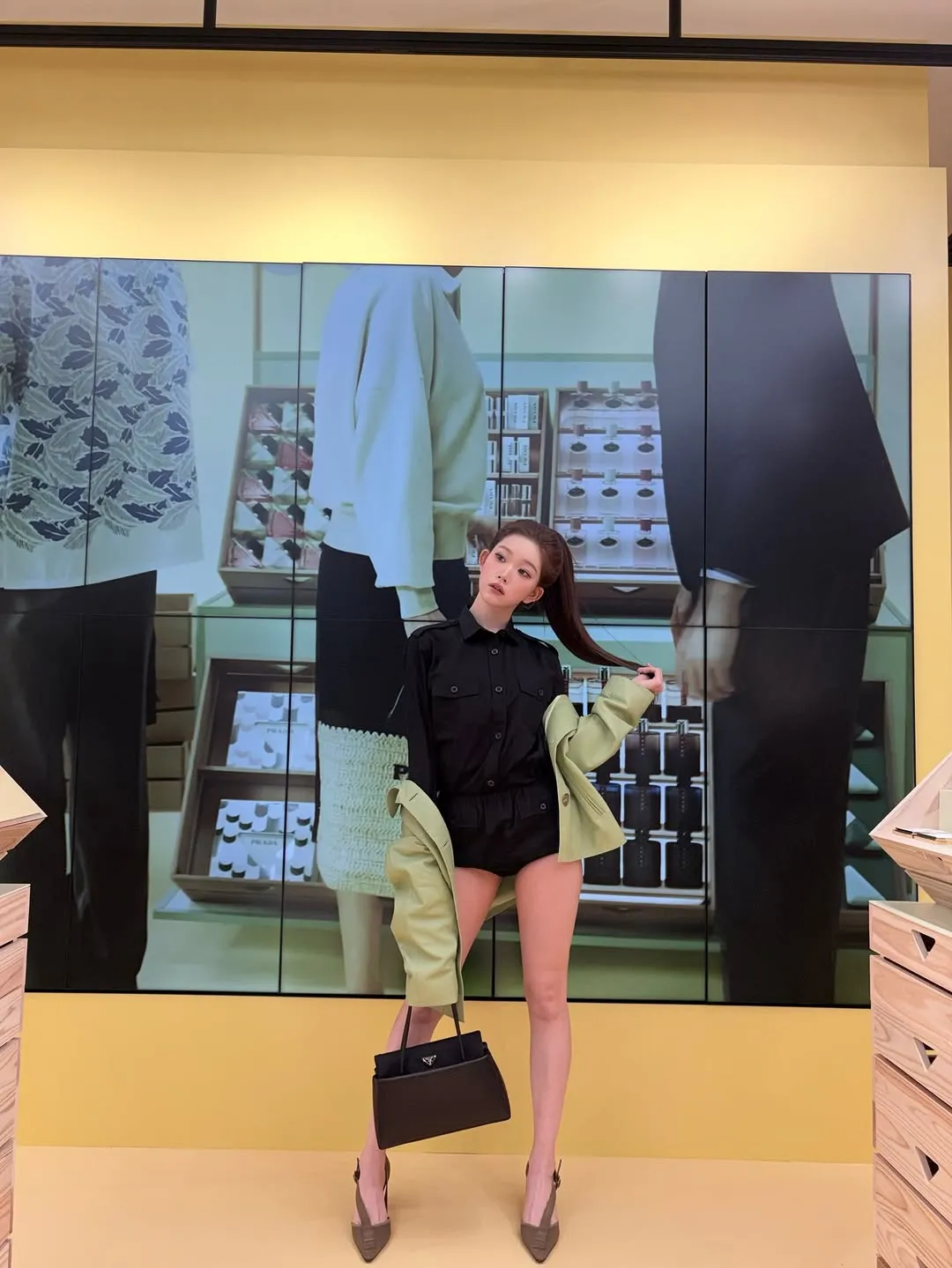 Elegante Tsuki, do Billlie, visita loja da Prada