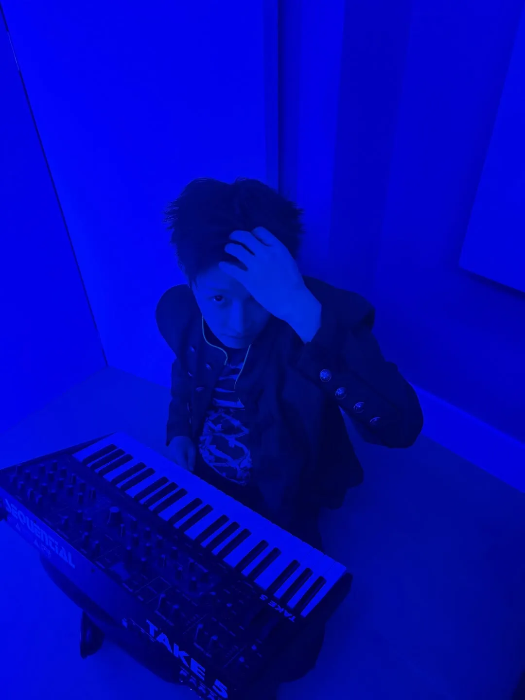 ATEEZ, Hongjoong, Instagram, blue lights, keyboard