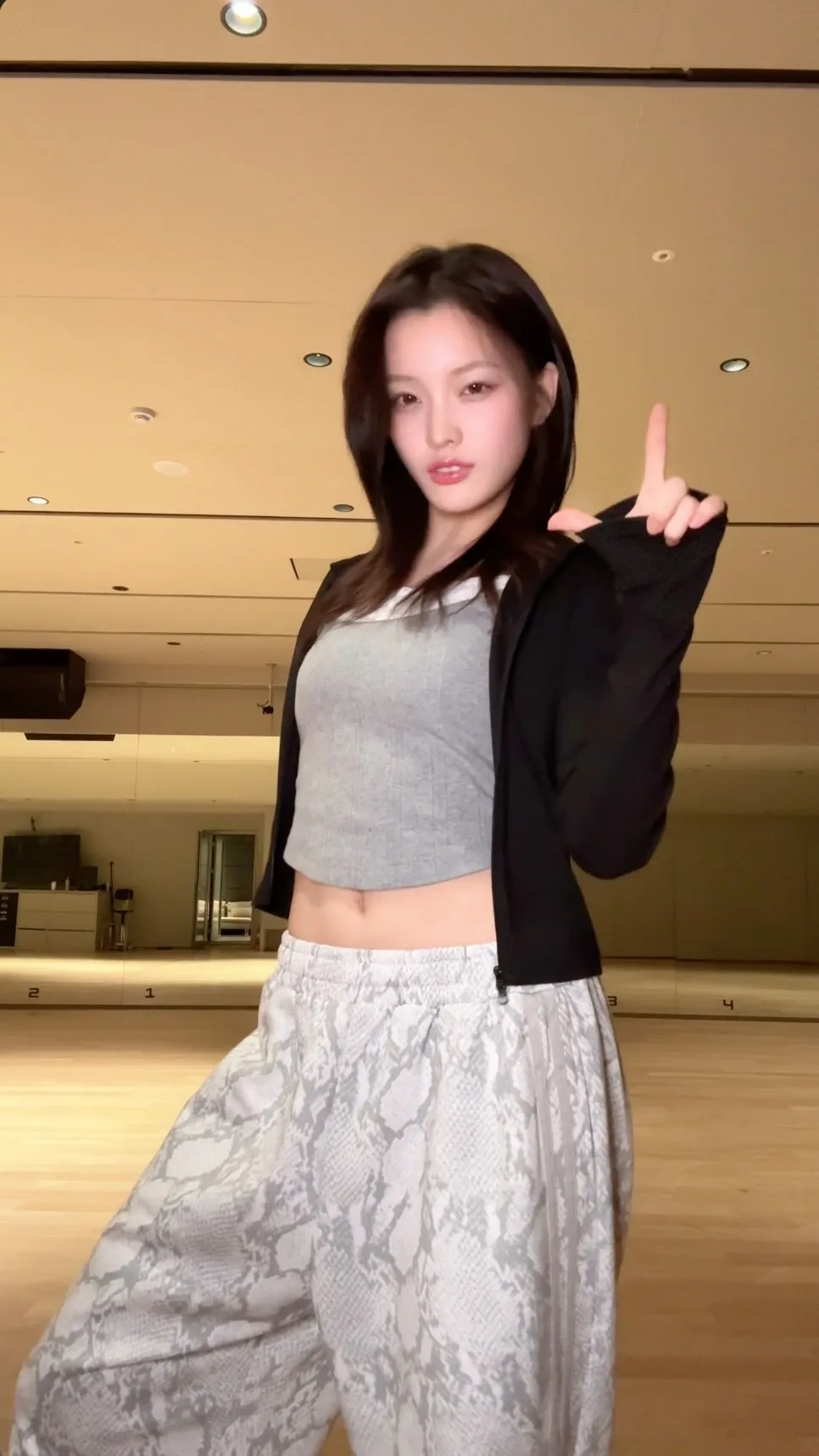 ILLIT, dance, video, IROHA