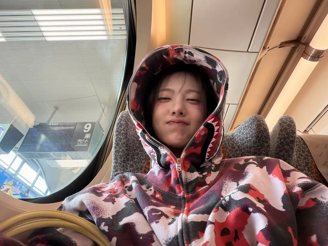 Kiki, photo, update, hoodie, train