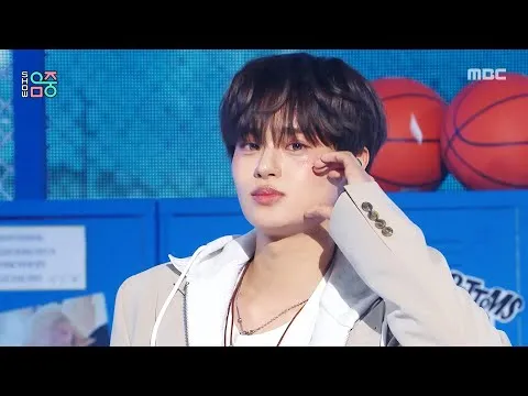 AB6IX exibe seu charme no palco de 'BOTTOMS UP'