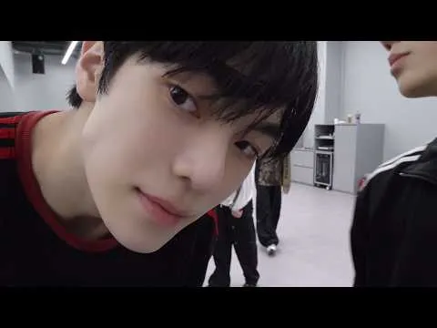 TUNEXX hé lộ hậu trường buổi học vũ đạo ‘Bằng chứng tôi đang sống’