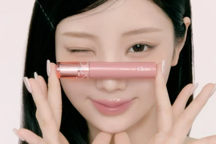 ILLIT's Wonhee, Famous Beauty Geek, Becomes rom&nd's New Brand Model