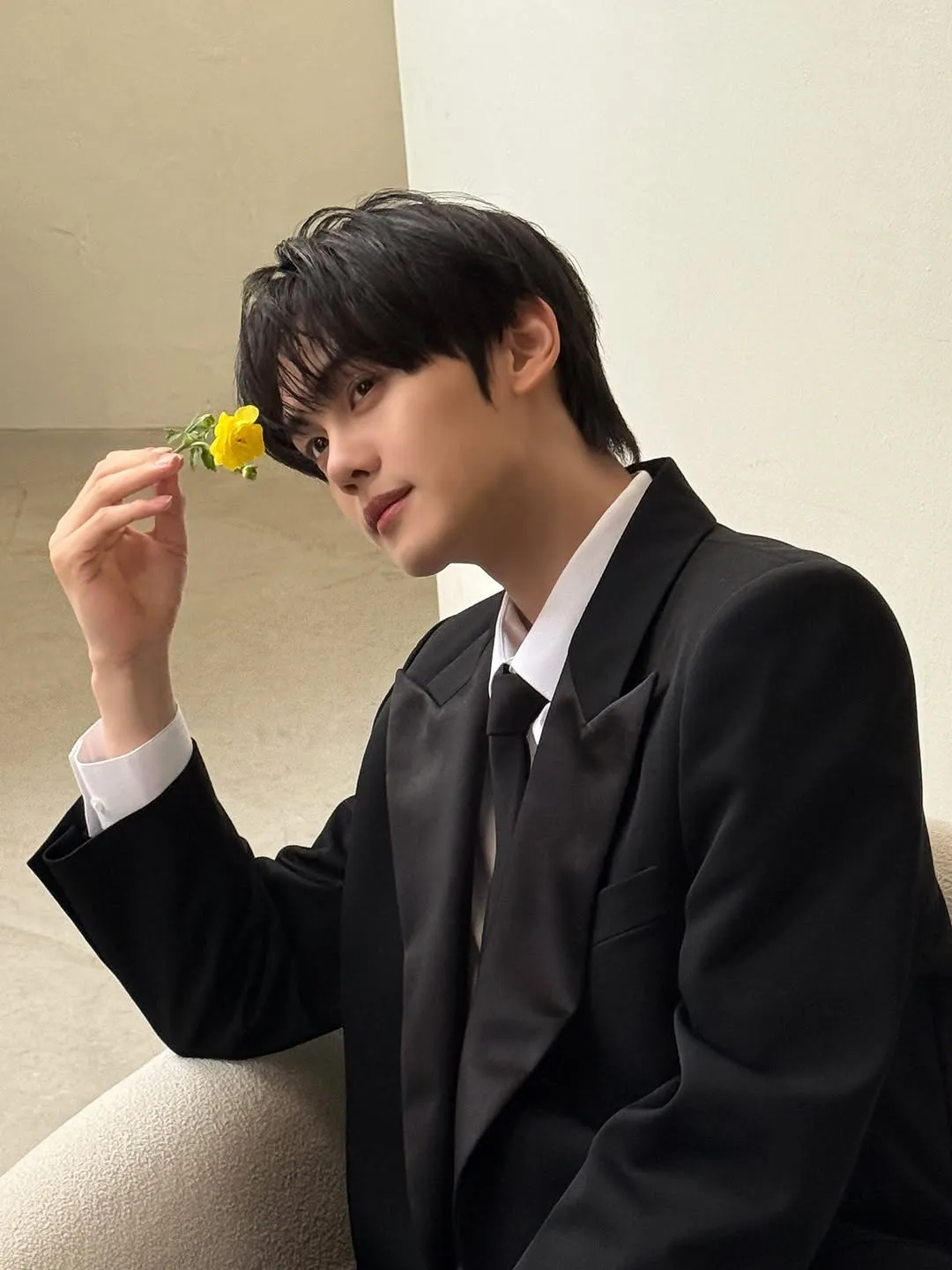 カムバックまでD−3…ゼロベースワンのキム・ギュビン、ベール姿でウェディングムード漂う