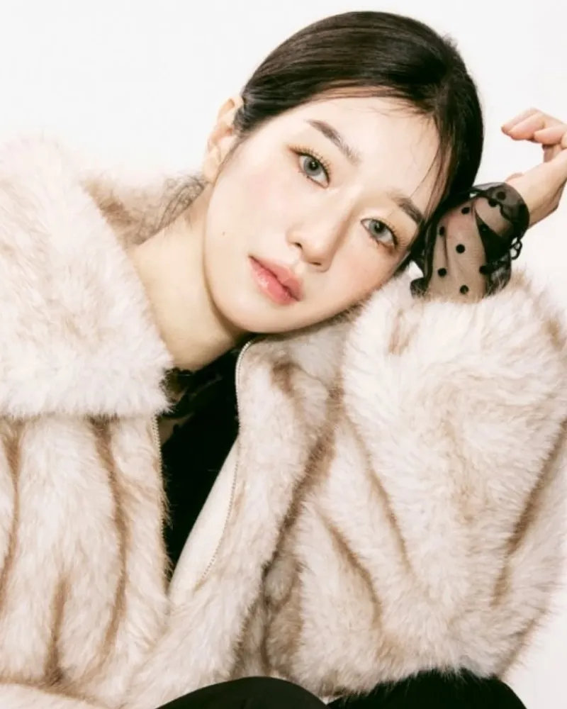 [Ensaio] 'Mestra das poses' Seo Ye-ji, visual de vampira que não envelhece