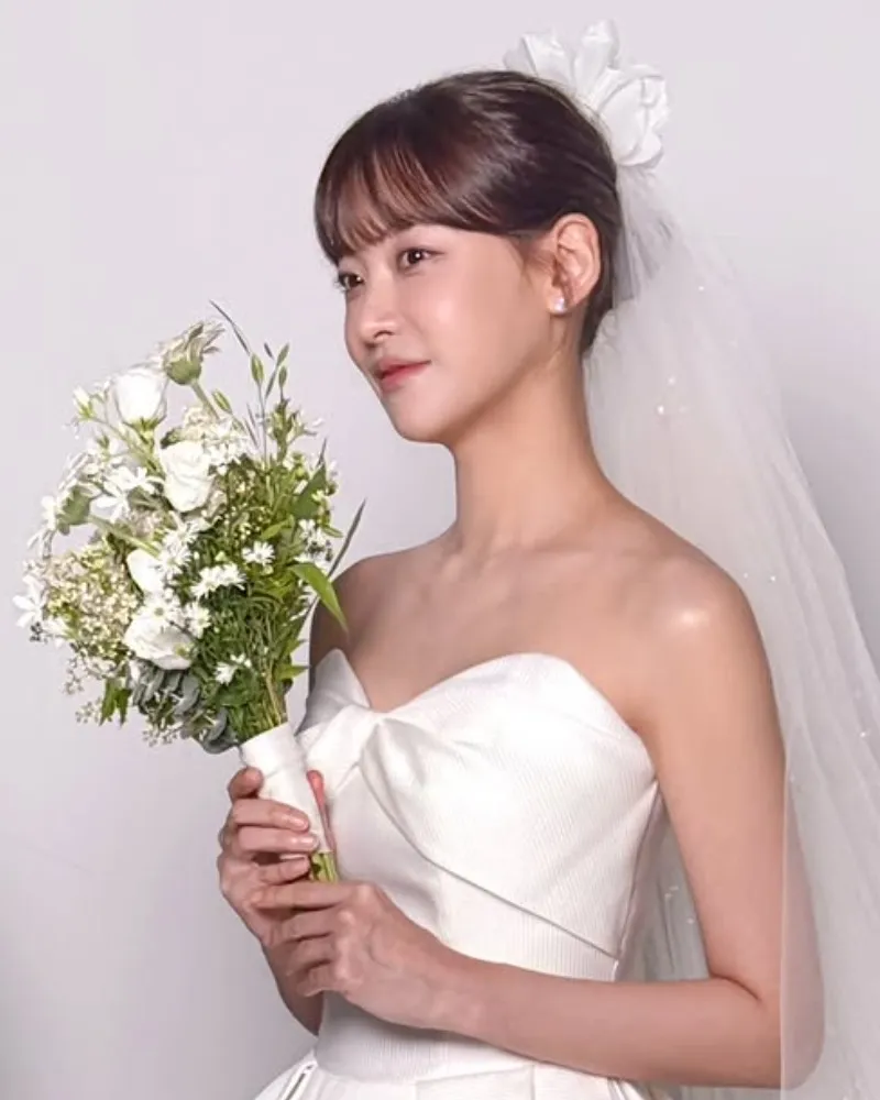 Oh Yeon-seo deslumbra como 'novia de blanco' con un vestido de pura delicadeza