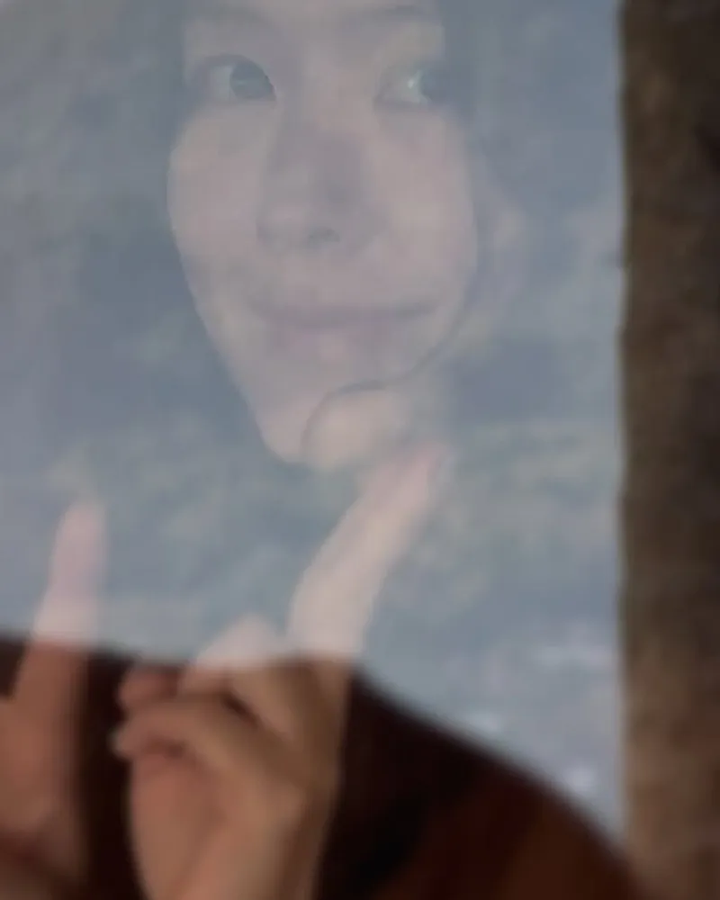 “真人美女”郑有美，随手一拍氛围感拉满