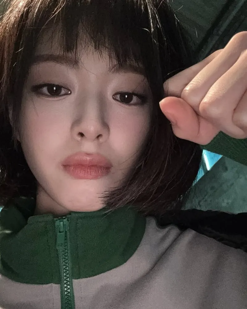 Yuna (ITZY) khoe hậu trường “Miss Hong”… “Có phải cùng một người không”