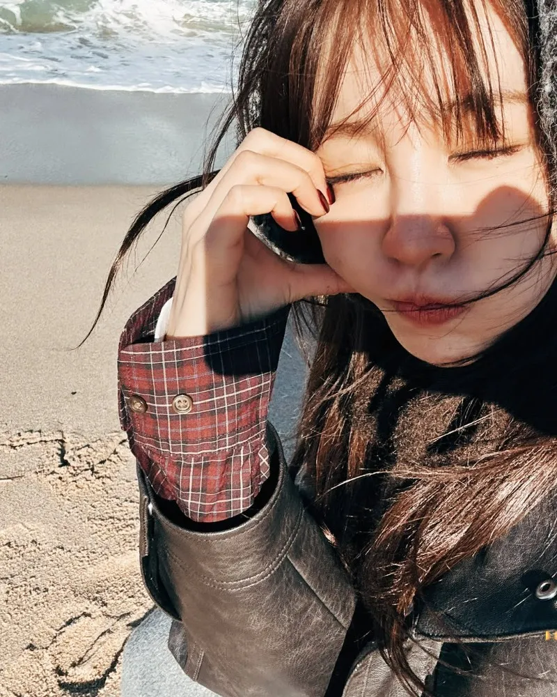 冬の海を前に…ユン・ウネが届けた「甘い」愛の告白