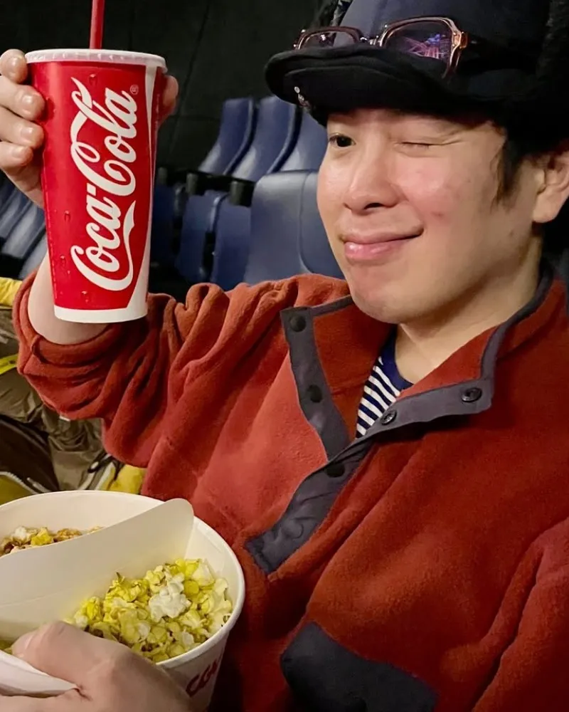 P.O., o 'fofo', é flagrado em encontro no cinema; 'look de namorado da vida real' chama atenção